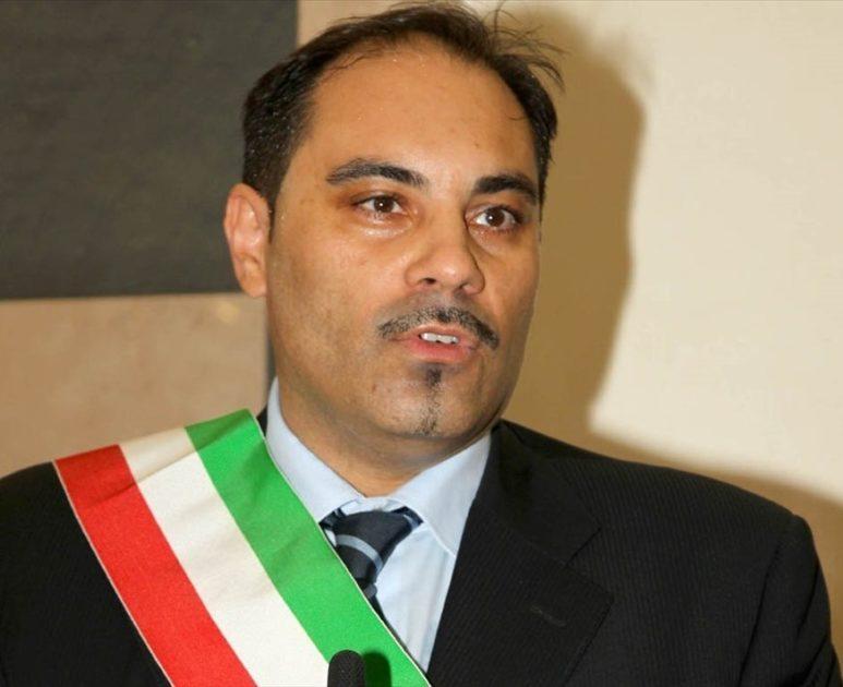 Terremoto politico a Taranto, si dimette il sindaco Melucci