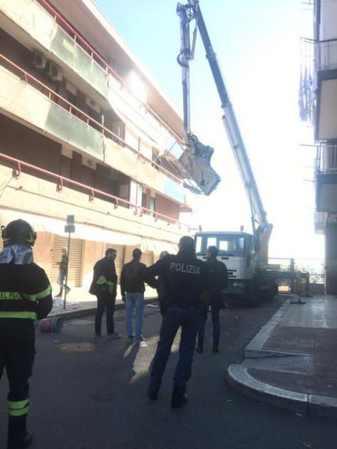 Incidente sul lavoro a Taranto, precipitano da una piattaforma, morti due operai