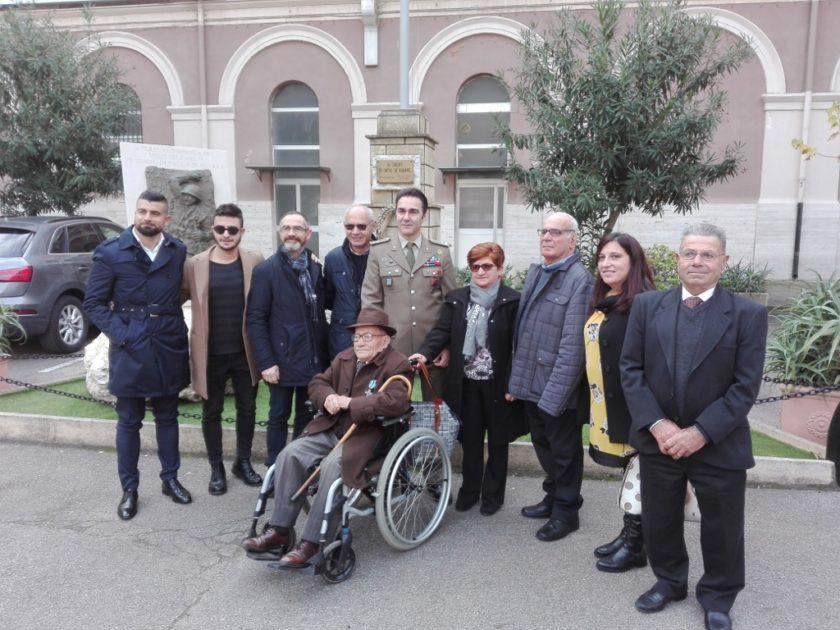 Il soldato Colacicco festeggia i suoi cento anni nella Caserma “Picca” di Bari.