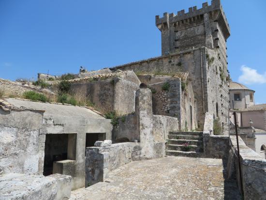 Fortezze e Castelli di Puglia: Il Castello Ducale di Ceglie Messapica