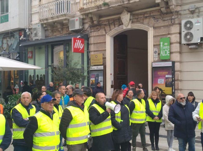 Taranto emula Parigi: "gilet gialli" sfilano per la città