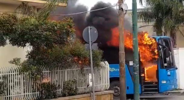 Bus in fiamme, evacuati gli studenti. Nessun ferito