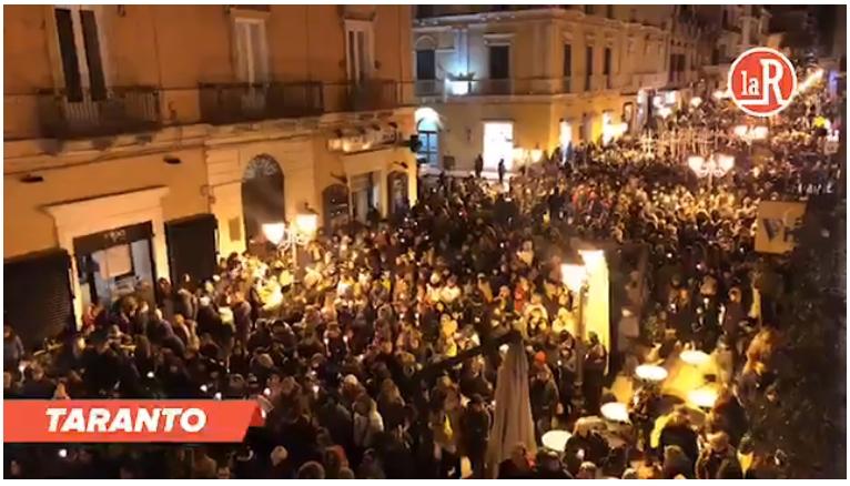 Fiaccolata a Taranto: migliaia di cittadini in silenzio per le vie della città per ricordare i bimbi morti