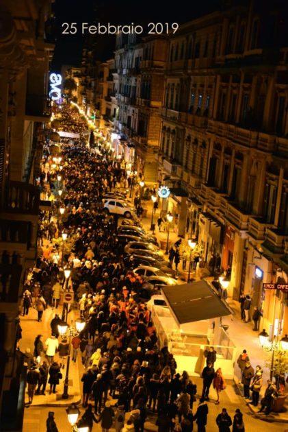 Fiaccolata a Taranto: migliaia di cittadini in silenzio per le vie della città per ricordare i bimbi morti