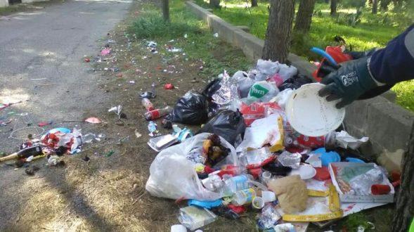 Finita la festa di compleanno del piccolo "Gabry" abbandonano i rifiuti sul ciglio della strada