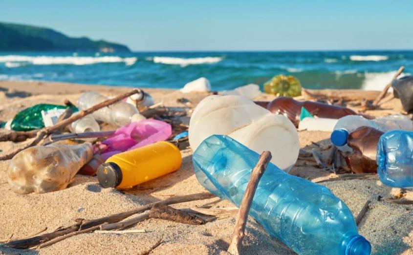 La Puglia dice basta: al bando la plastica monouso dalle spiagge