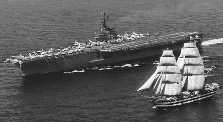 Lo storico incontro fra Portaerei USS Independence e l’Amerigo Vespucci del 1962