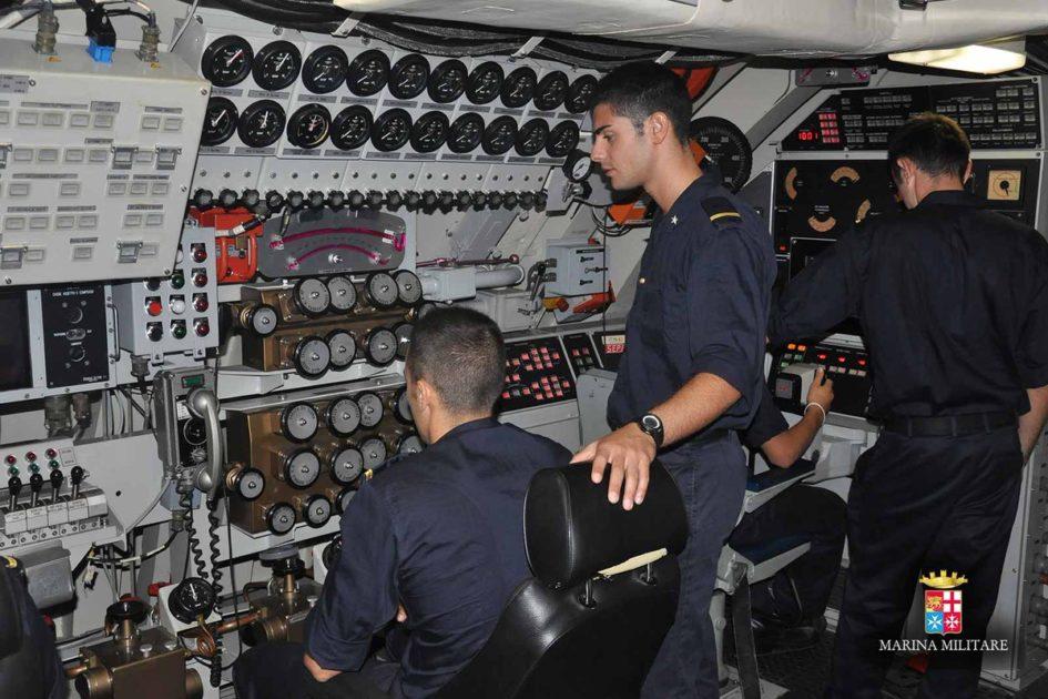 Taranto, 24 giovani marinai divetano sommergibilisti della Marina Militare Italiana