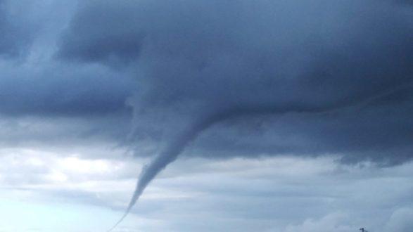 Fenomeni meteo: nube ad imbuto nei cieli di Maruggio e Manduria, poteva essere un tornado