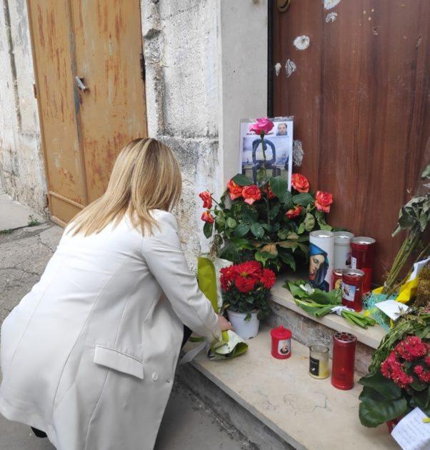 Giorgia Meloni porta un mazzo di fiori davanti alla porta di casa di Antonio Stano