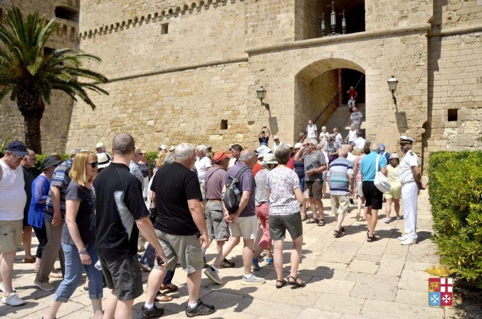 Grande interesse dei visitatori stranieri per il Castello Aragonese