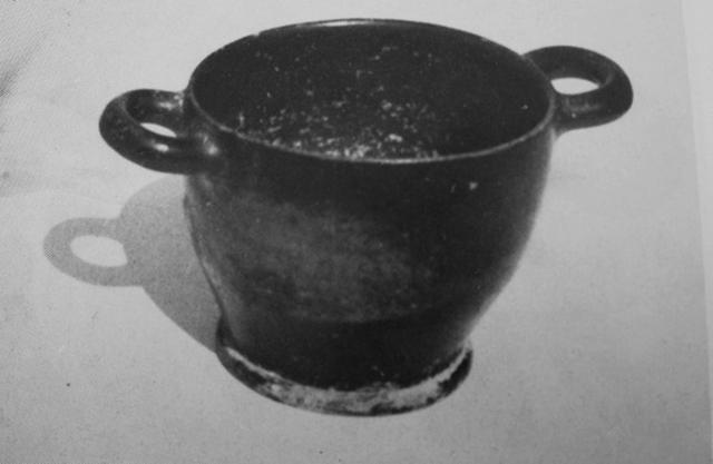 Sava sotterranea: altri elementi. Una piccola ricognizione etnografica 2 via S.Filomena: Skyphos a vernice nera del IV sec. a. C. rinvenuto in una tomba (foto Gaetano Pichierri)
