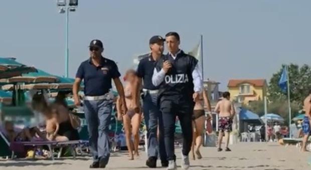 Jesolo - Terrore in spiaggia. Baby gang multietnica di 30 ragazzi minorenni pestano i bagnini. Tre feriti