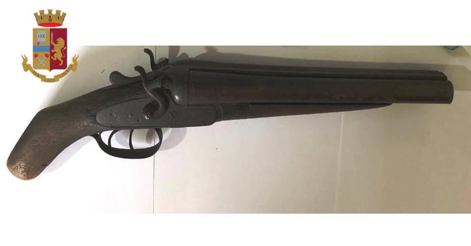 Nascondeva un fucile a canne mozze in camera da letto, arrestata 52enne di Manduria