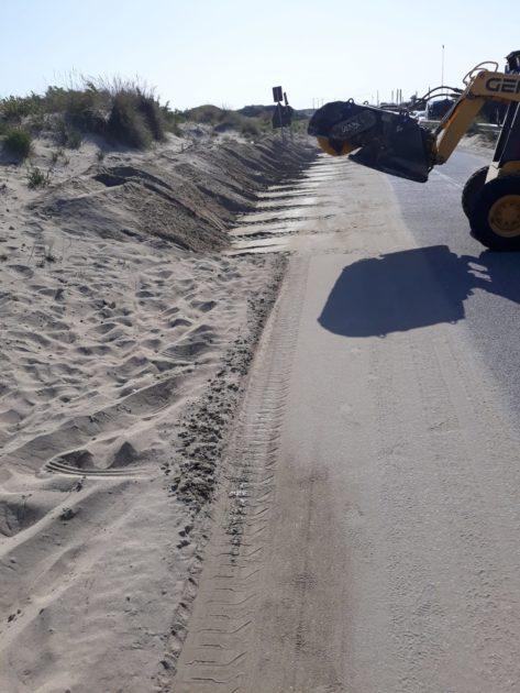 Sicurezza stradale, rimossa la sabbia che impediva la circolazione sul tratto della litoranea Pulsano Lizzano