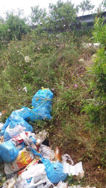 Campomarino di Maruggio rifiuti: gli incivili colpiscono ancora. Nessuno rimuove i rifiuti abbandonati