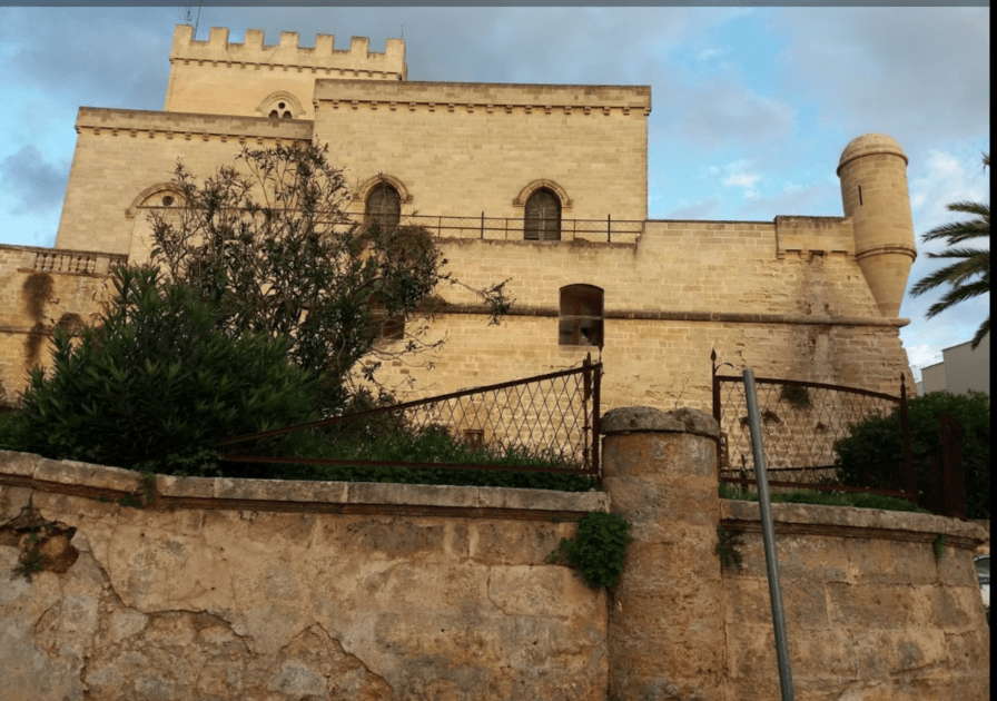 Fortezze e Castelli di Puglia: Il Castello di Parabita 