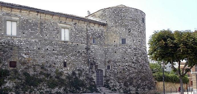 Fortezze e Castelli di Puglia: Il Castello di Apricena