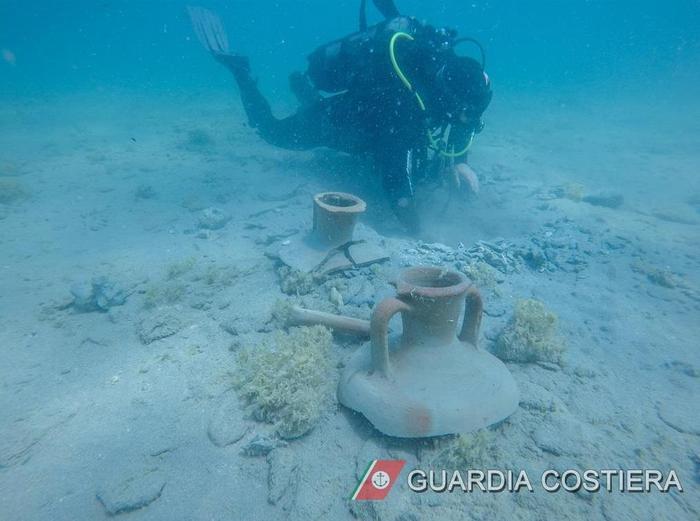 Brindisi, trovati in mare reperti archeologici del II secolo a.C. 1 Brindisi, trovati in mare reperti archeologici del II secolo a.C.