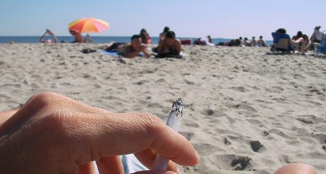 Manduria - Vietato fumare in spiaggia: multe salatissime per chi viola l'ordinanza
