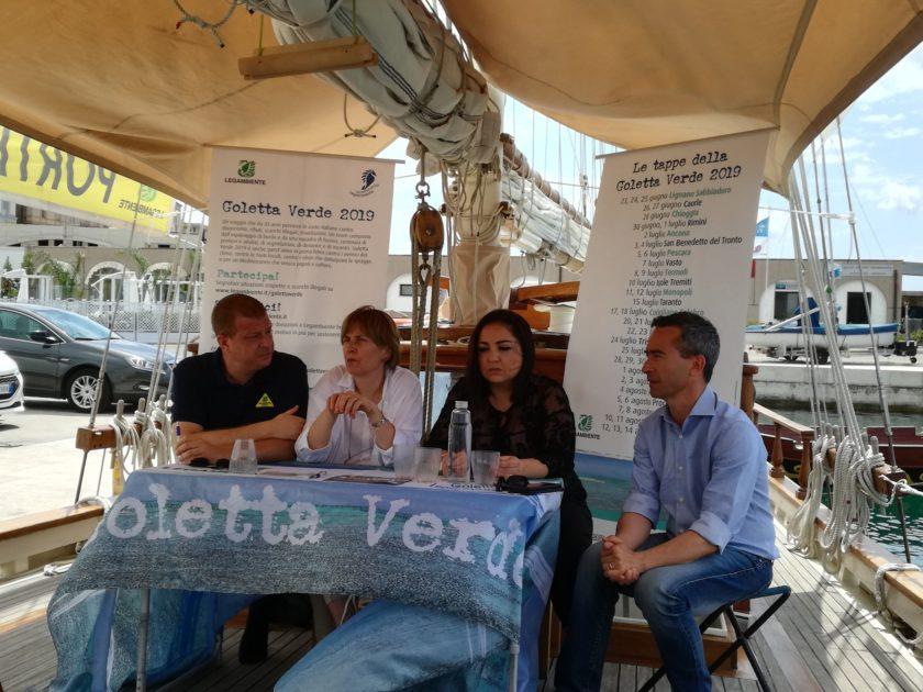 SOS Clima a Taranto: Il flashmob di Legambiente a bordo della Goletta Verde