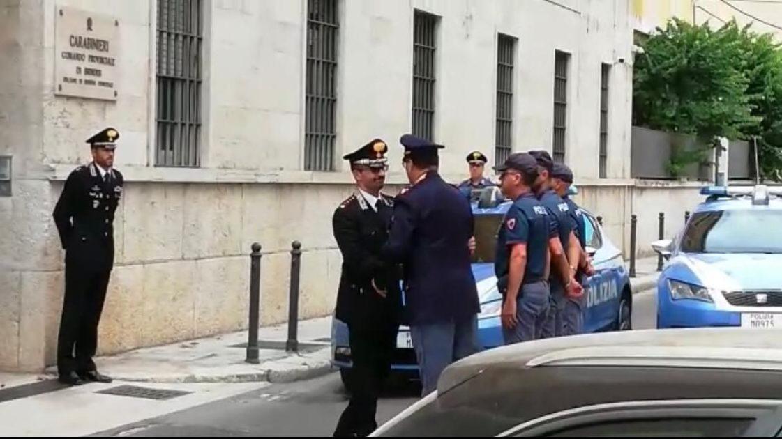 Brindisi: Omaggio del personale della Polizia di Stato della Questura di Brindisi davanti al Comando Provinciale Carabinieri