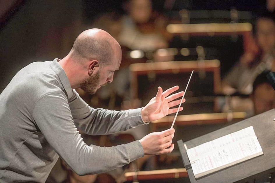  Si innamora follemente di un direttore d'orchestra e lo perseguita in tutta Europa: denunciata una donna per atti persecutori