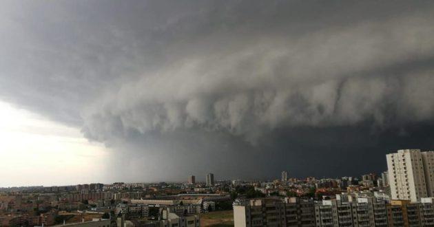Violentissimo fronte temporalesco ha investito la provincia di Taranto. Le impressionanti immagini del "shelf cloud"