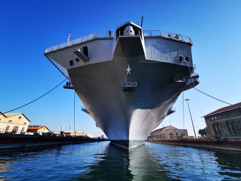 La Portaerei Cavour, nave ammiraglia della Marina Militare, ha fatto ingresso ieri nel bacino in muratura “Ferrati” dell’Arsenale Militare Marittimo di Taranto