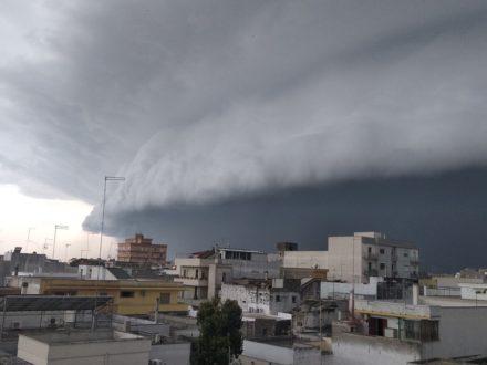 Violentissimo fronte temporalesco ha investito la provincia di Taranto. Le impressionanti immagini del "shelf cloud"