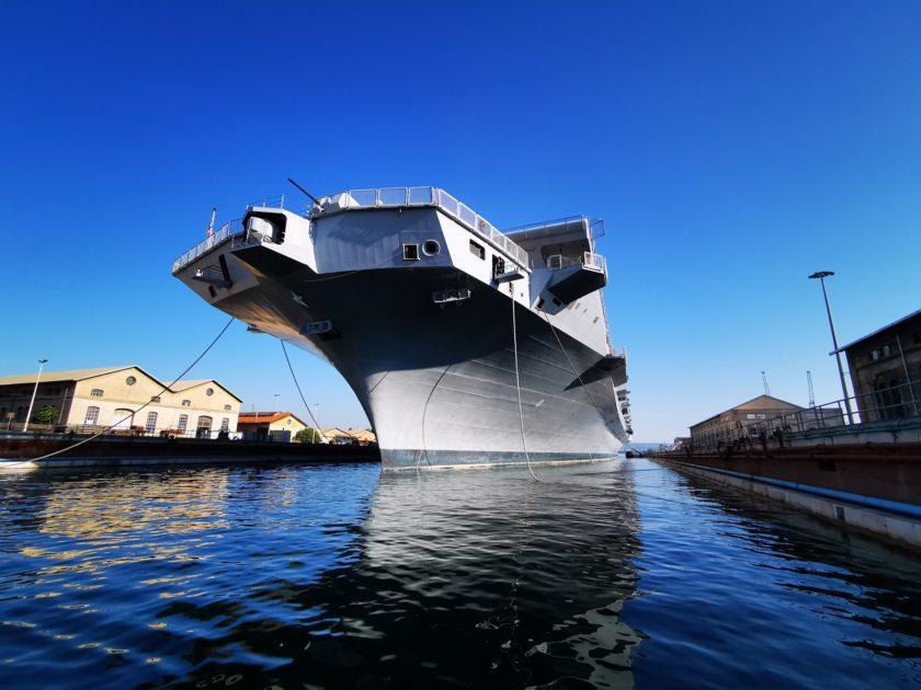 La Portaerei Cavour, nave ammiraglia della Marina Militare, ha fatto ingresso ieri nel bacino in muratura “Ferrati” dell’Arsenale Militare Marittimo di Taranto