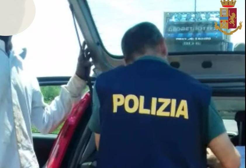 Contrasto al Capolarato, denunciati dalla Polizia di Stato i titolari di alcune aziende agricole della Provincia Jonica