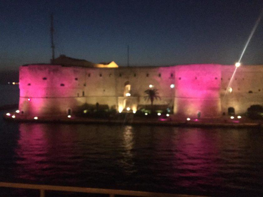 Marina Militare: il Castello Aragonese s'illumina di rosa