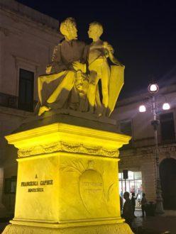 Monumenti illuminati d’oro per “accendere” la speranza di cura per i bambini malati di cancro