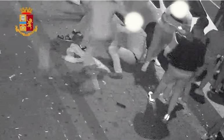 Violenta aggressione a tre ragazzi davanti ad un bar: quattro denunciati