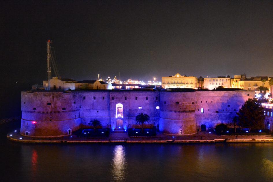 Marina Militare: il Castello Aragonese di Taranto illuminato di blu per sostenere “Go Blue” - Un mondo dipinto di blu per celebrare la Giornata Mondiale dell'Infanzia e dell’Adolescenza