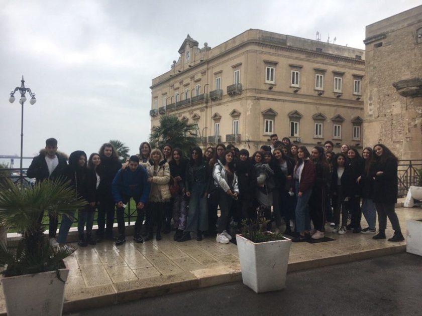 Giornata internazionale del volontariato a Taranto gli studenti del De Sanctis Galilei contro il muro dell’indifferenza