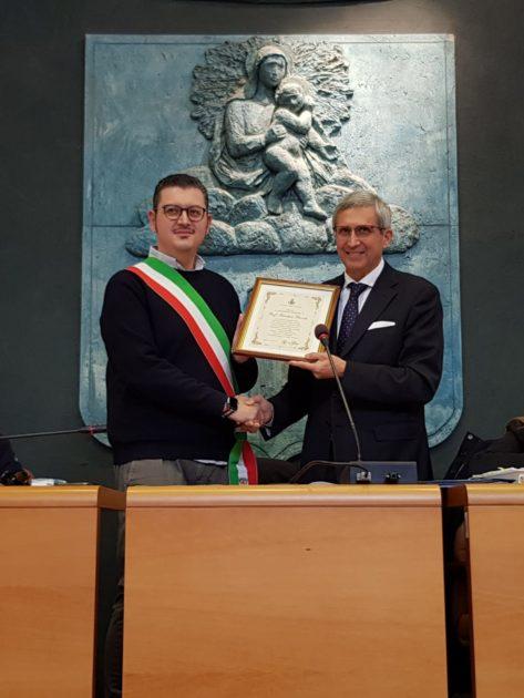 Maruggio: assegnata la cittadinanza onoraria all’oncologo Pisconti e quella benemerita alla Confraternita Misericordia Maruggio