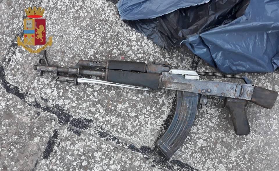 Taranto - Trovato un fucile “AK 47” in uno stabile della città vecchia