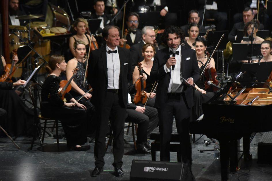 Tensione, intrigo, romanticismo, avventure al cardiopalma, azione sfrenata sul filo del rasoio. “My affair with James Bond”, lo spettacolare concerto dell’Orchestra della Magna Grecia 4 Tensione, intrigo, romanticismo, avventure al cardiopalma, azione sfrenata sul filo del rasoio. “My affair with James Bond”, lo spettacolare concerto dell’Orchestra della Magna Grecia