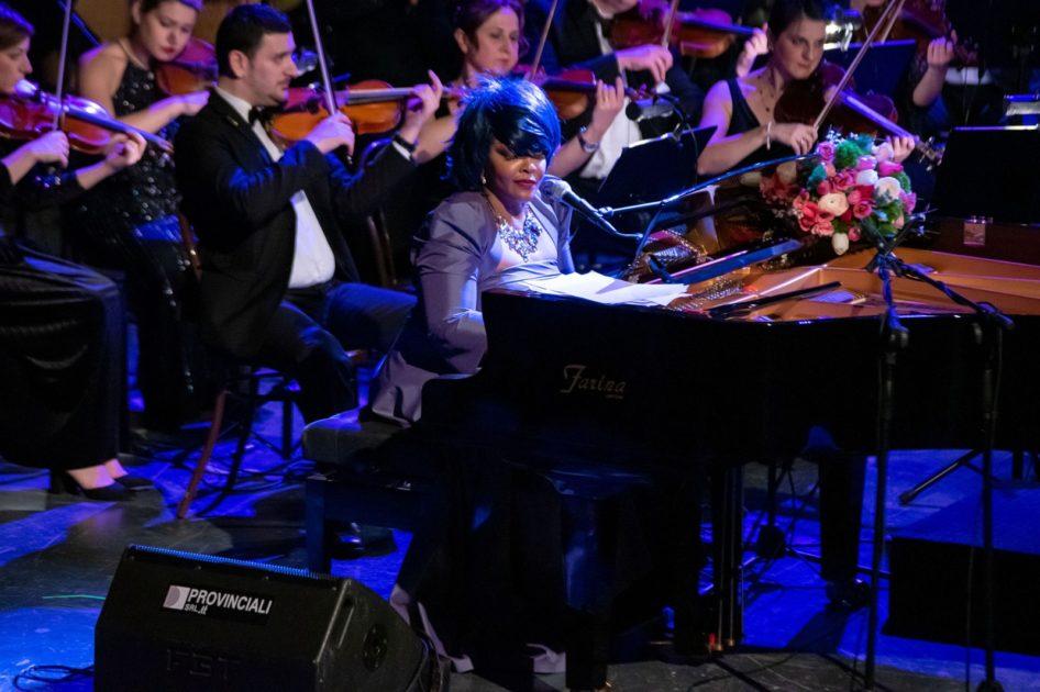Tensione, intrigo, romanticismo, avventure al cardiopalma, azione sfrenata sul filo del rasoio. “My affair with James Bond”, lo spettacolare concerto dell’Orchestra della Magna Grecia 1 Tensione, intrigo, romanticismo, avventure al cardiopalma, azione sfrenata sul filo del rasoio. “My affair with James Bond”, lo spettacolare concerto dell’Orchestra della Magna Grecia