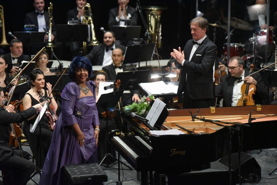 Tensione, intrigo, romanticismo, avventure al cardiopalma, azione sfrenata sul filo del rasoio. “My affair with James Bond”, lo spettacolare concerto dell’Orchestra della Magna Grecia 2 Tensione, intrigo, romanticismo, avventure al cardiopalma, azione sfrenata sul filo del rasoio. “My affair with James Bond”, lo spettacolare concerto dell’Orchestra della Magna Grecia