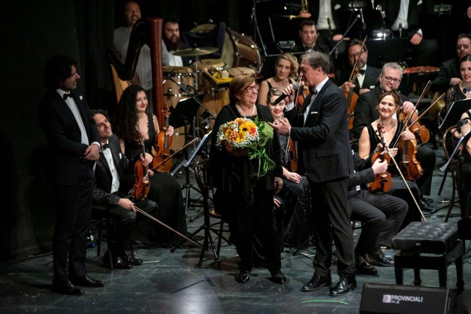 Tensione, intrigo, romanticismo, avventure al cardiopalma, azione sfrenata sul filo del rasoio. “My affair with James Bond”, lo spettacolare concerto dell’Orchestra della Magna Grecia 5 Tensione, intrigo, romanticismo, avventure al cardiopalma, azione sfrenata sul filo del rasoio. “My affair with James Bond”, lo spettacolare concerto dell’Orchestra della Magna Grecia