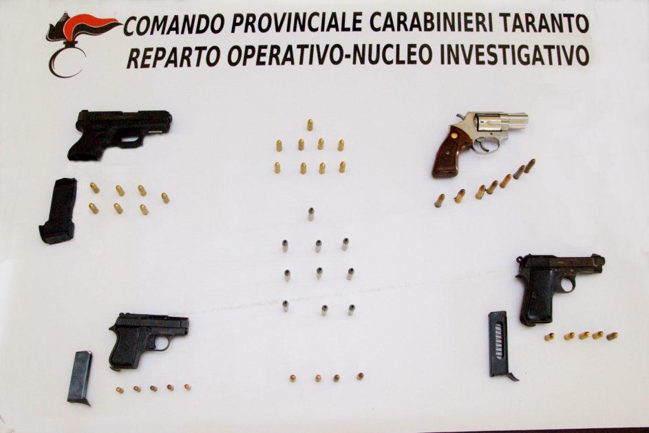 Taranto: commerciante 47enne tarantino, trovato in possesso di numerose armi clandestine e relativo munizionamento.