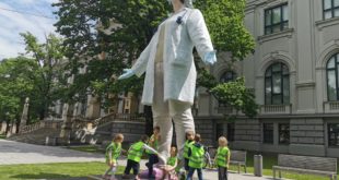 Una statua alta oltre 6 metri per ringraziare medici e infermieri che combattono il Covid-19