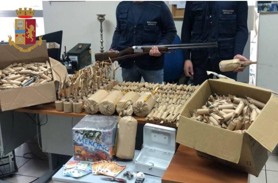 Si preparava alla vendita di" botti" in vista del Capodanno: sequestrati migliaia di fuochi d'artificio , hashish ed un fucile