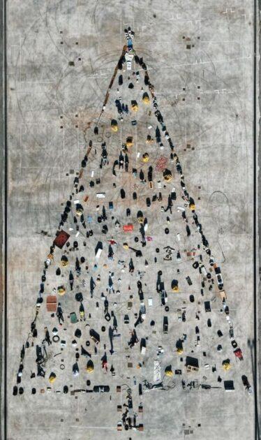 Sava: realizzato un albero di Natale insolito da titolo “Rifiuti umani”.