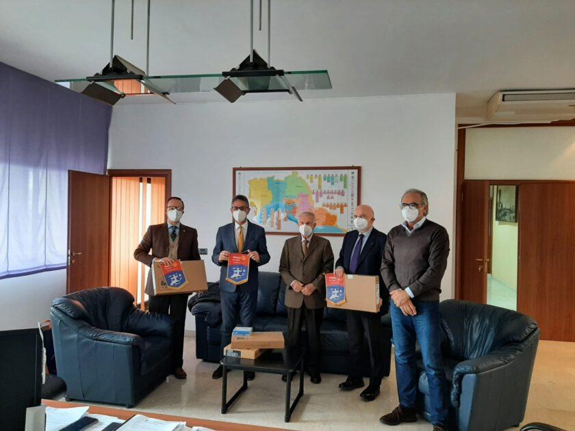 Rotary Club Taranto dona 4 notebook per la campagna vaccinale