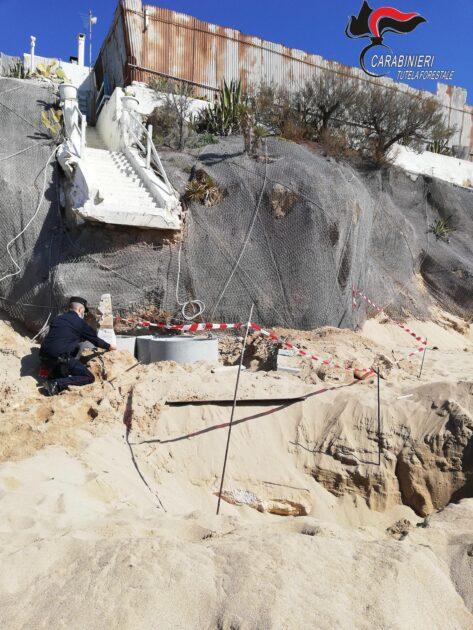 Lavori di scavo sulla spiaggia a Lido Piri Piri. Cantiere sotto sequestro.