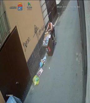 TARANTO - Inqualificabile, trasforma i vicoli della Città Vecchia in una discarica, uomo ripreso dalle videotrappole